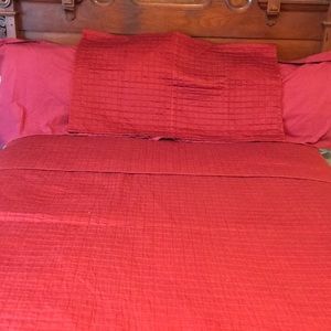 King-size reversible quilt with three matching pillow shams